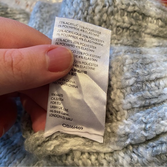 Urban Outfitters • Lyra Pullover V-Neck Sweater in Gray Stripe - Picture 12 of 14